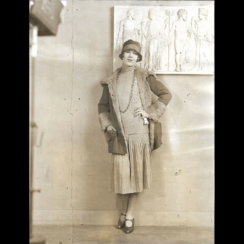 Chanel - Ina Claire en ensemble en jersey (1925) Gold Jersey Tee